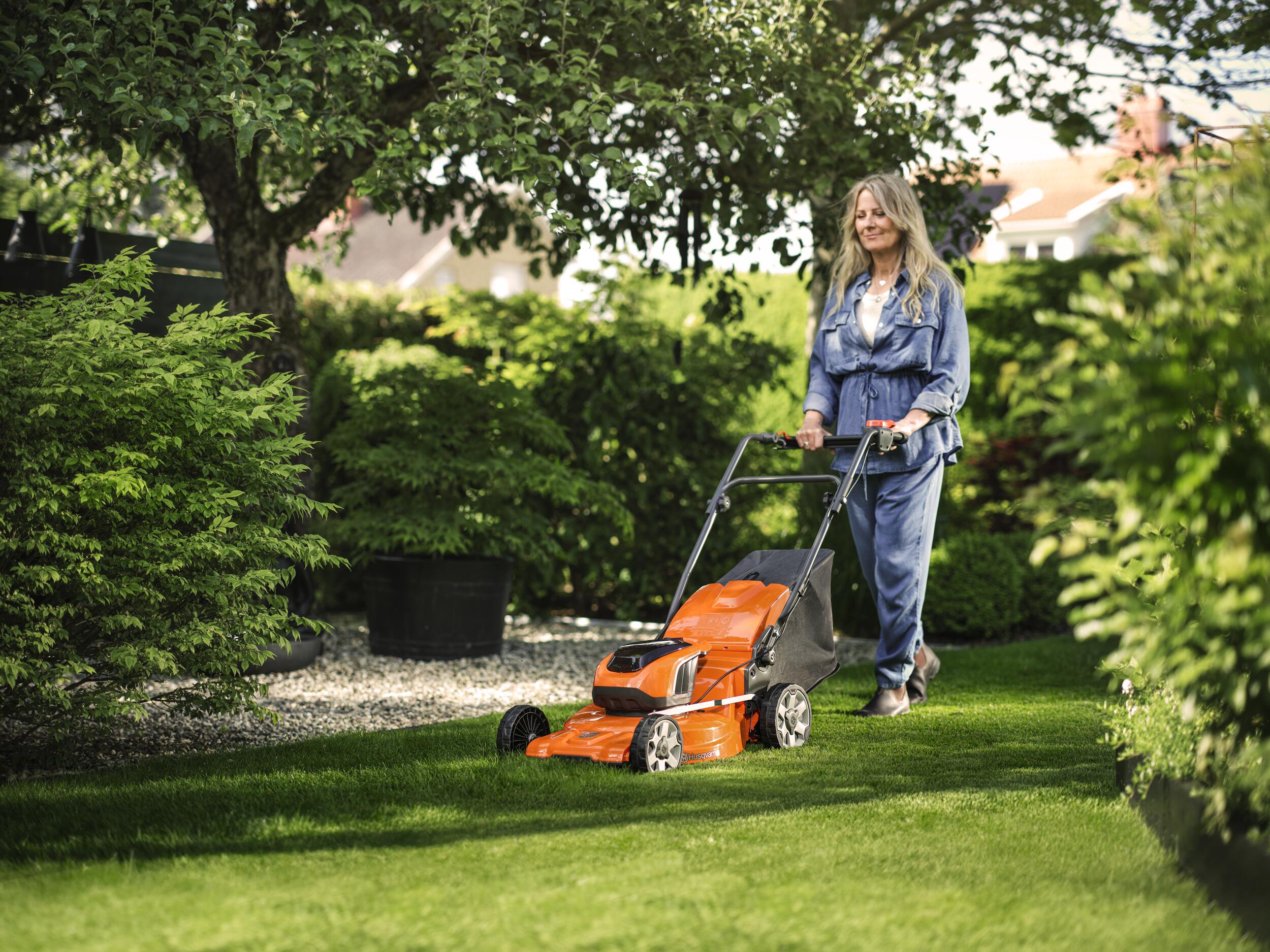 Husqvarna LC 142i cu acumulator și încărcător