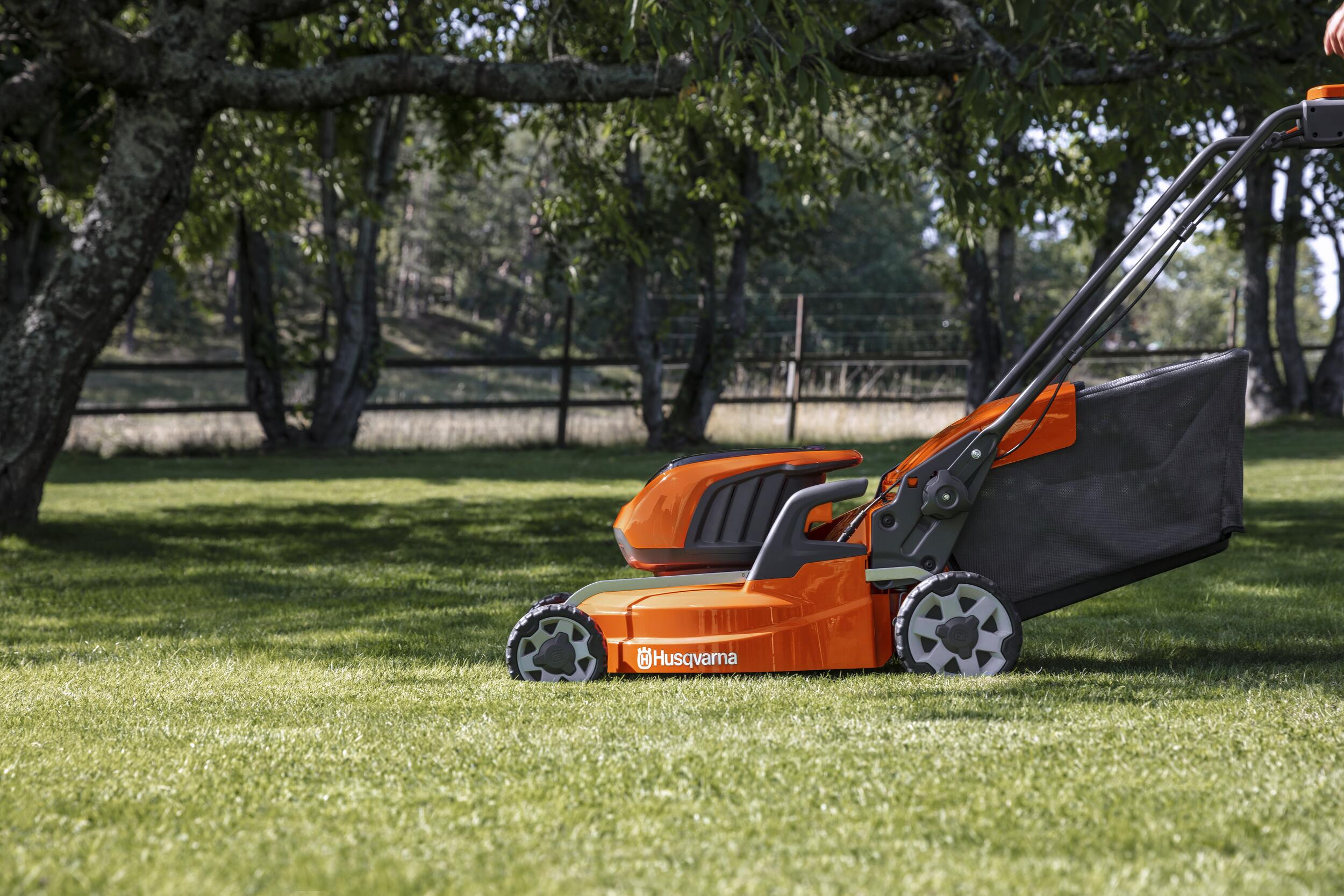 Husqvarna LC 247i (nu include acumulator și încărcător)