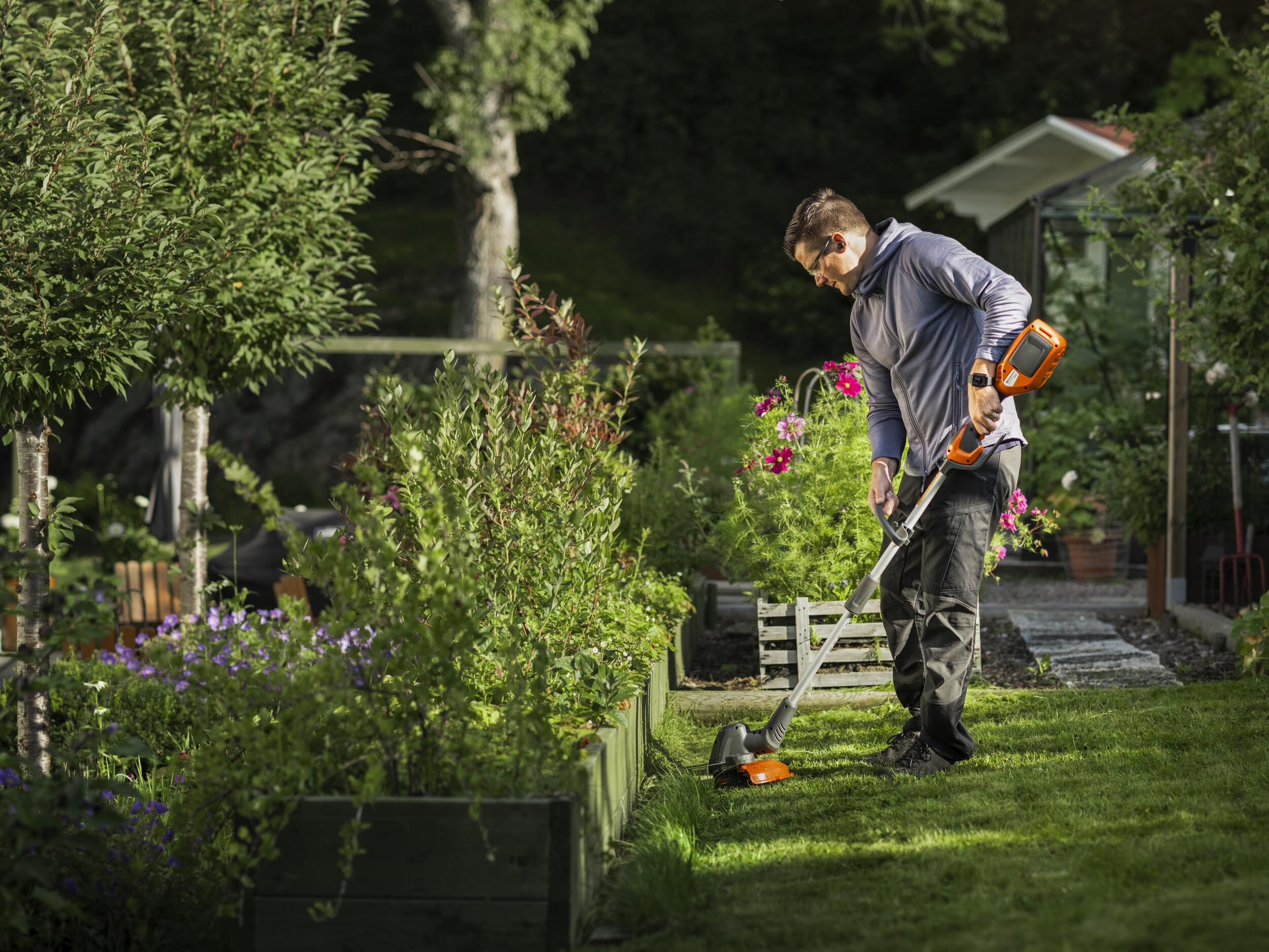 Husqvarna 110iL FLXi cu acumulator și încărcător