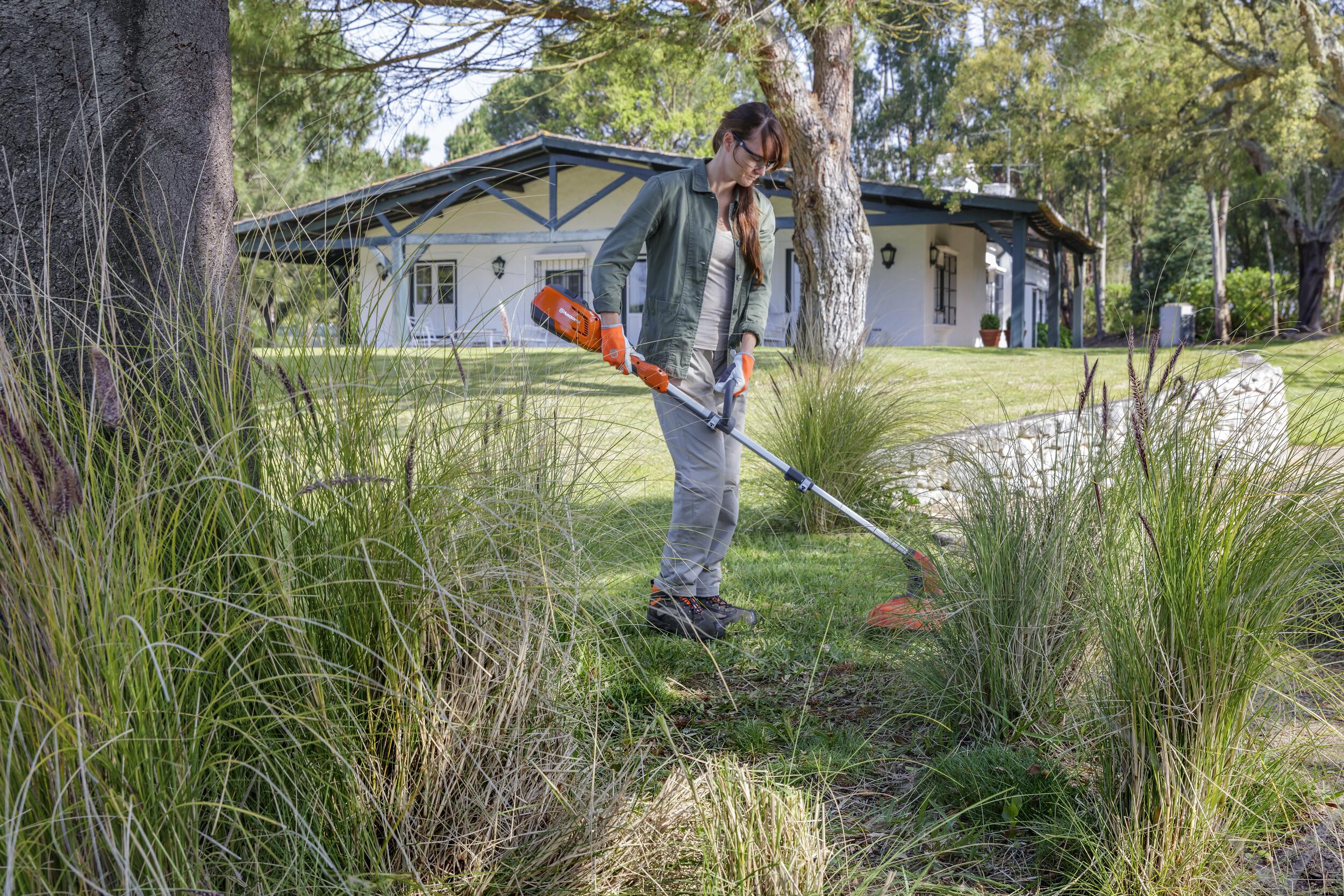 Husqvarna 115iL cu baterie și încărcător