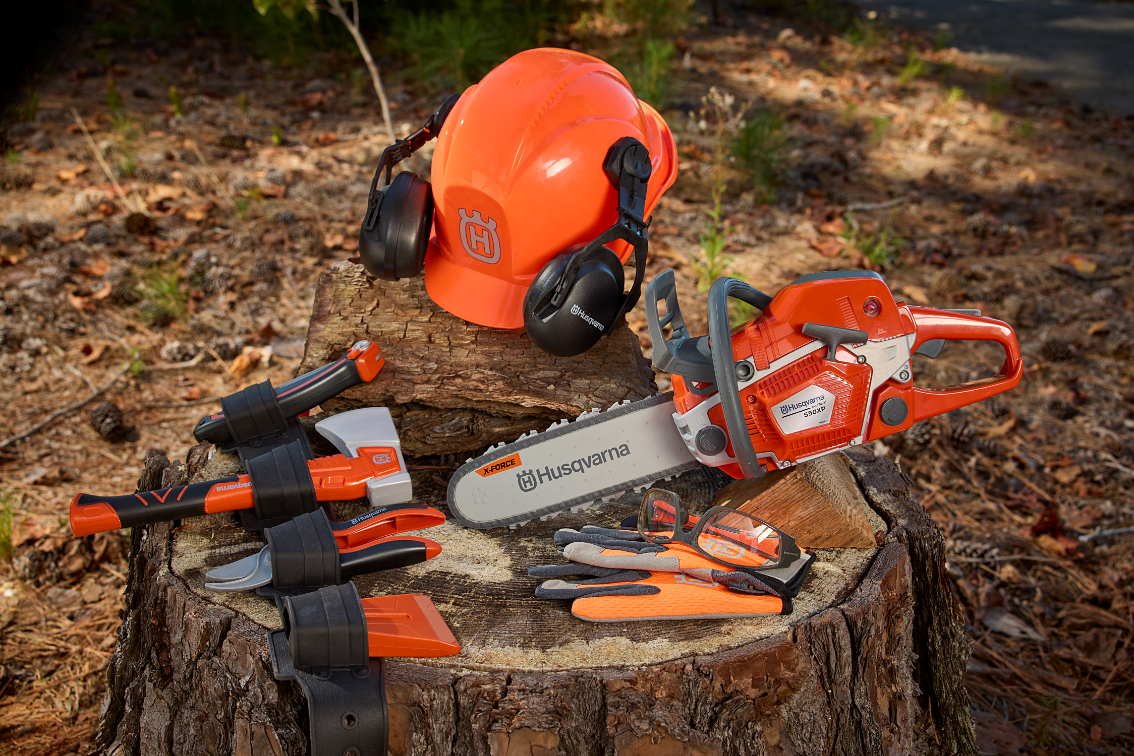 Jucărie motoferăstrău și echipament de protecție