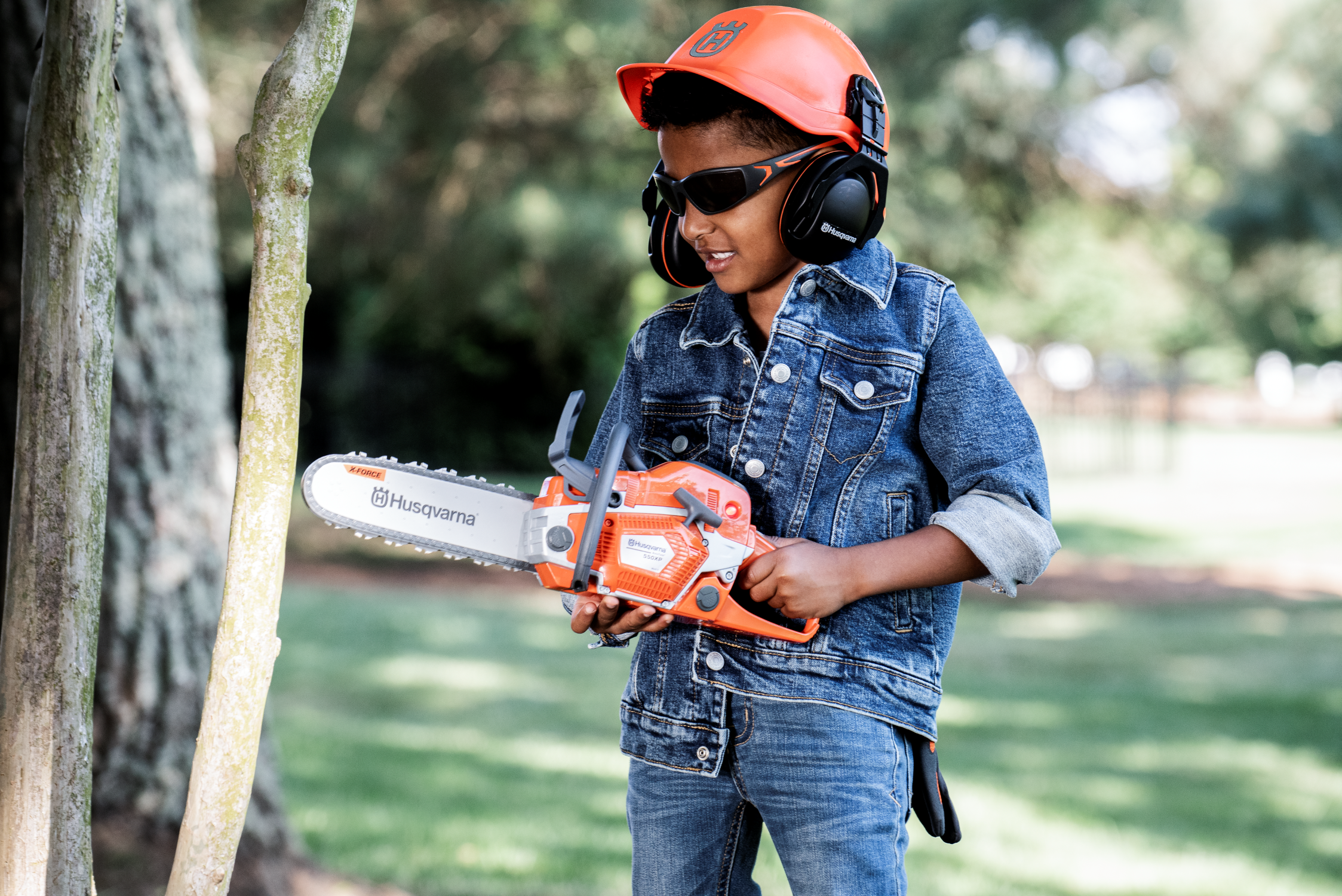 Jucărie motoferăstrău și echipament de protecție