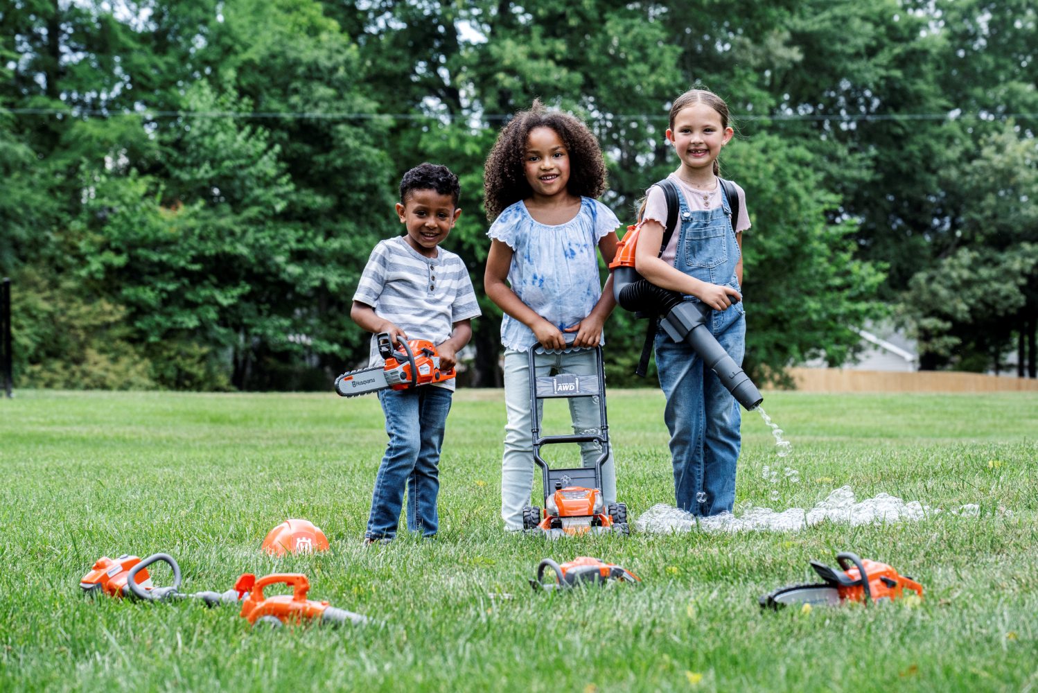 Jucărie motoferăstrău și echipament de protecție
