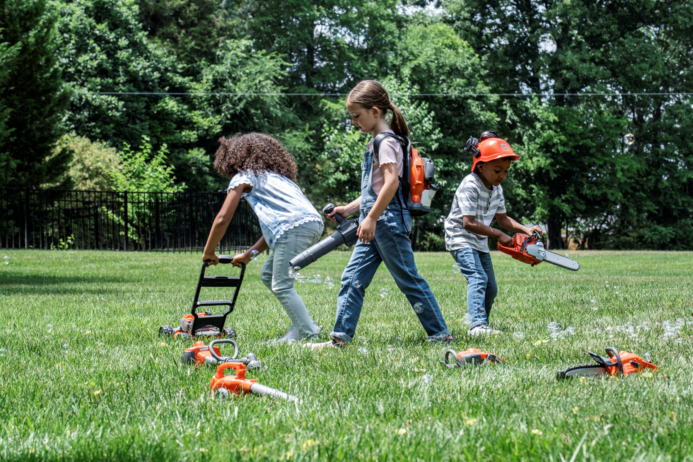 Jucărie motoferăstrău și echipament de protecție