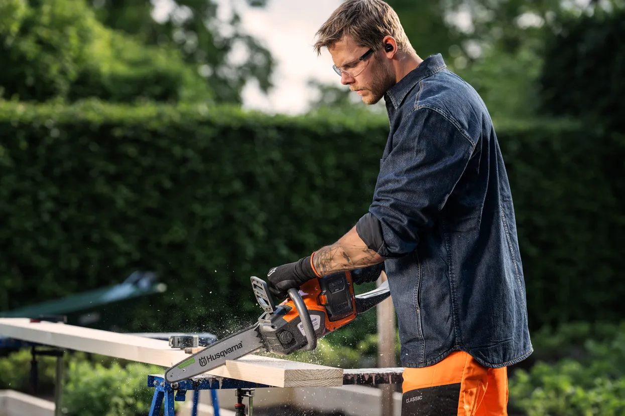 Husqvarna 215i cu acumulator și încărcător