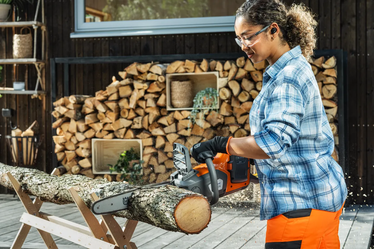 Husqvarna 230i cu acumulator și încărcător