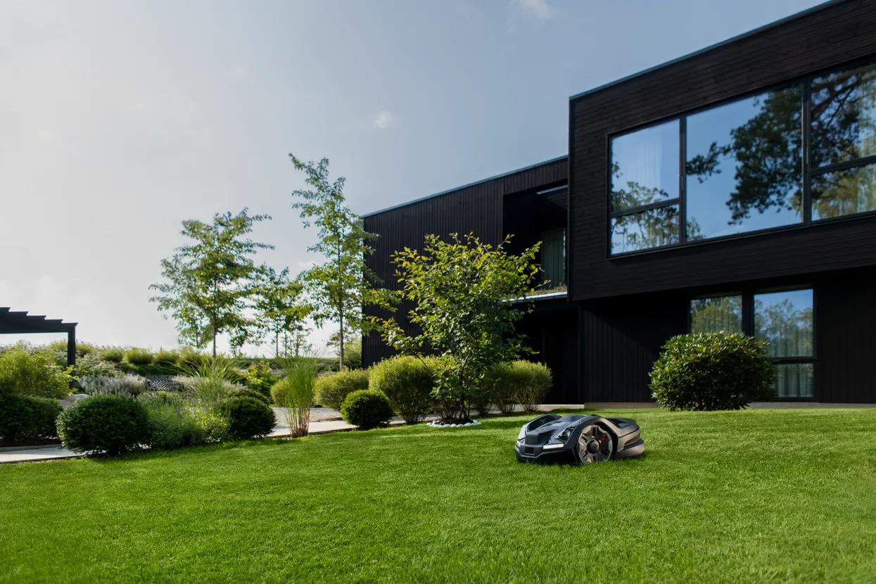 PACHET: Husqvarna Automower® 410XE NERA (include stație de referință și modul EPOS)