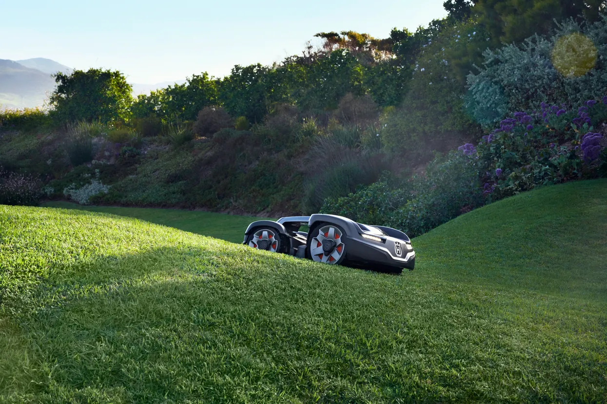 PACHET: Husqvarna Automower® 435X AWD NERA (include stație de referință și modul EPOS)