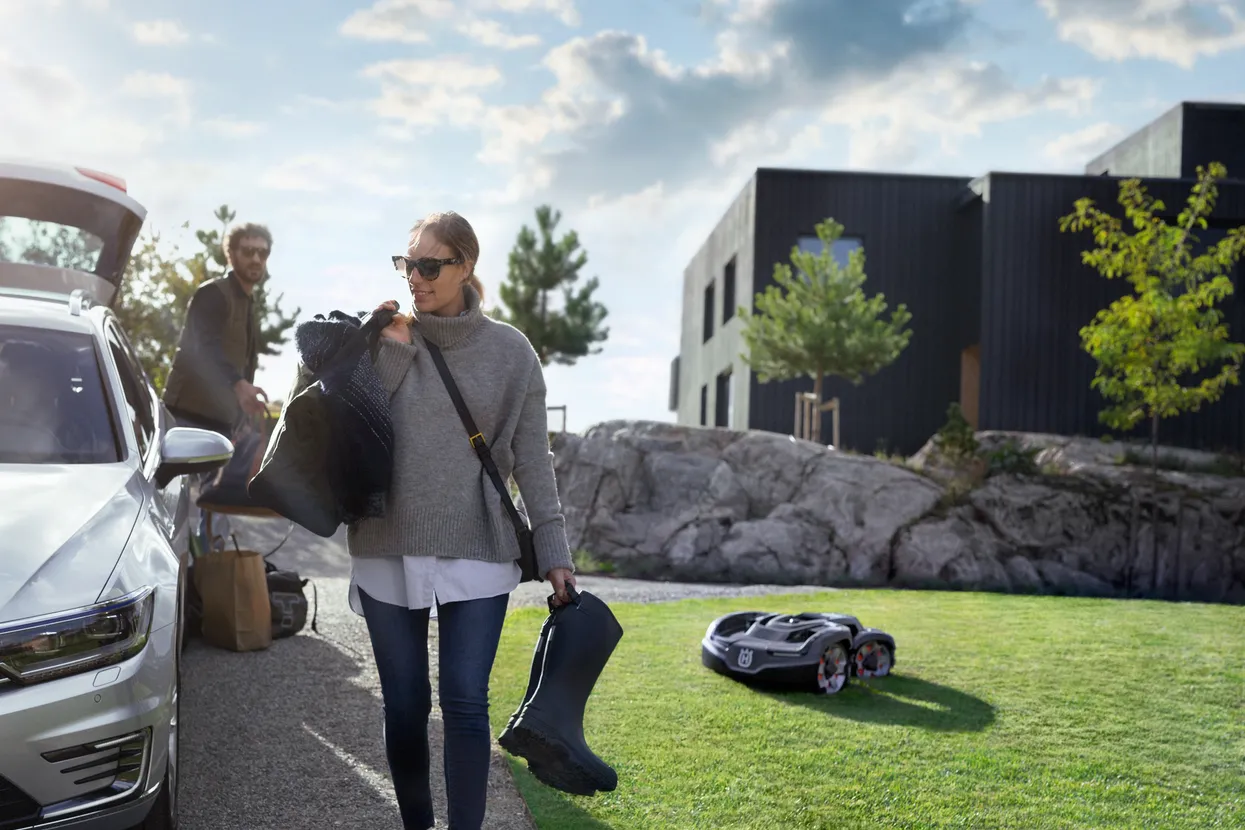 PACHET: Husqvarna Automower® 435X AWD NERA (include stație de referință și modul EPOS)