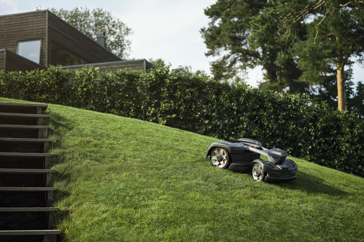 Husqvarna Automower® 435X AWD NERA cu tehnologie fără cablu de perimetru