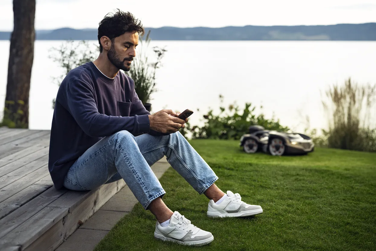 Husqvarna Automower® 435X AWD NERA cu tehnologie fără cablu de perimetru