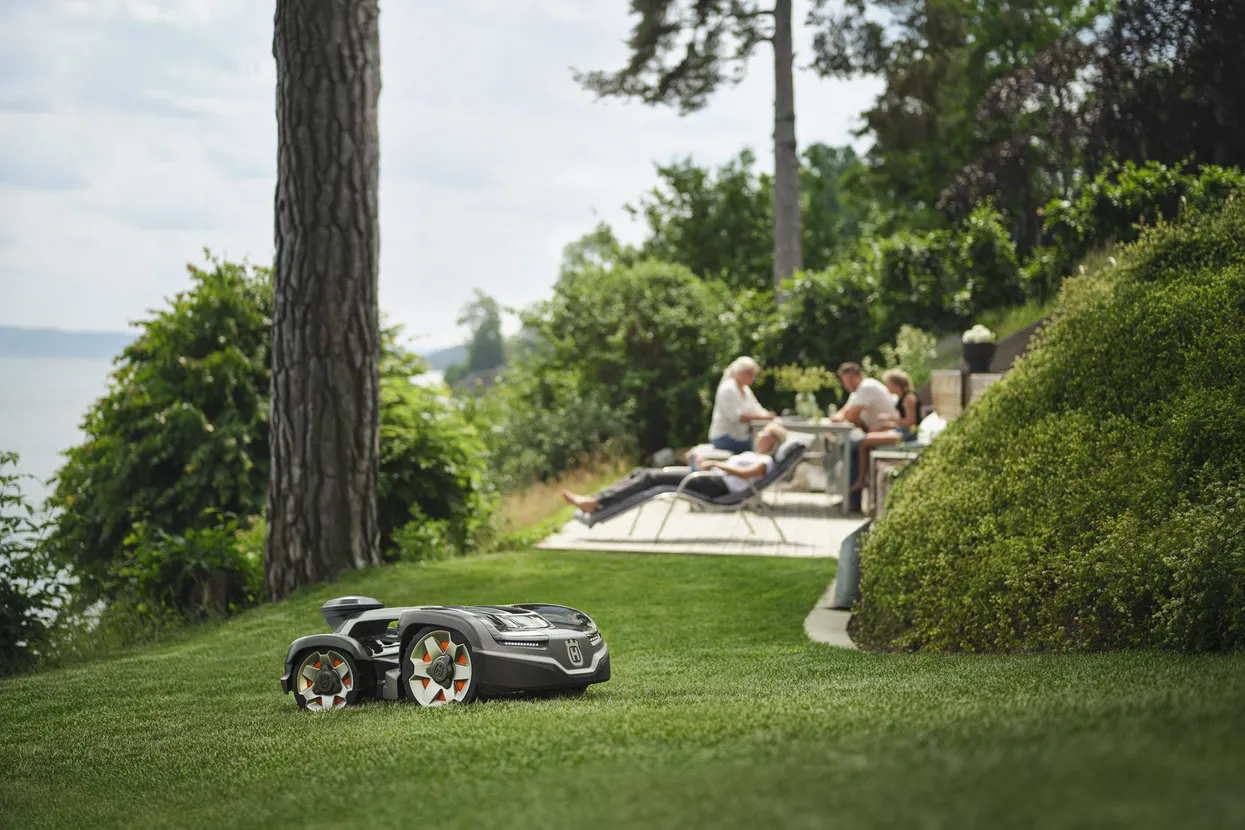 Husqvarna Automower® 435X AWD NERA cu tehnologie fără cablu de perimetru
