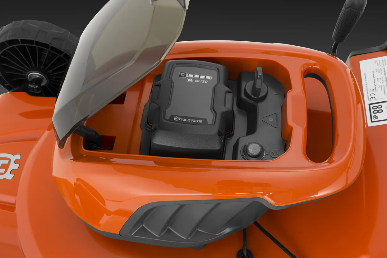 Husqvarna LC 142i cu acumulator și încărcător