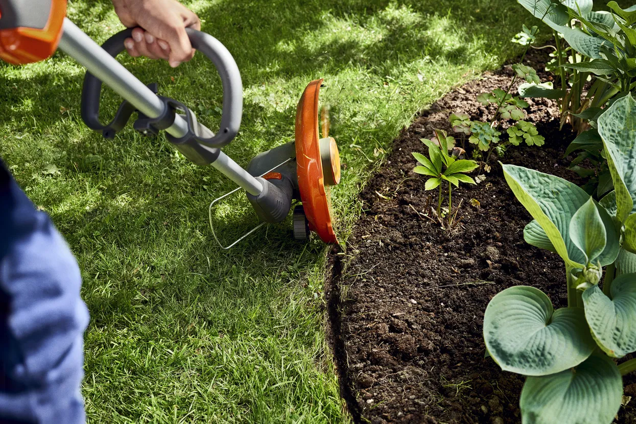 Husqvarna 110iL FLXi cu acumulator și încărcător